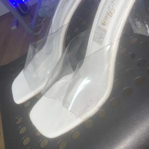 Säljer dom här vita skor har inte använt den mycket säljer den för behöver den inte inte längre   OBS: ingen leverans   Möts i T-centralen/Södertälje centrum 