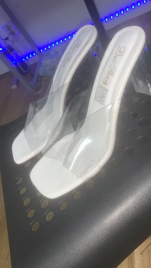 Vita klackar  - Säljer dom här vita skor har inte använt den mycket säljer den för behöver den inte inte längre   OBS: ingen leverans   Möts i T-centralen/Södertälje centrum 