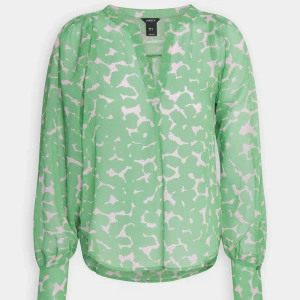 Blus från Lindex - Jättefin grön blus från Lindex,ny aldrig använd. Storlek M