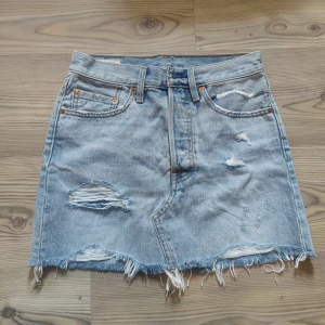 Levi's kjol  - En snygg och fin jeanskjol som är som ny. Använd max 2 gånger. Säljer pga att den är för liten för mig nu 💕 Säljer för 150kr+frakt