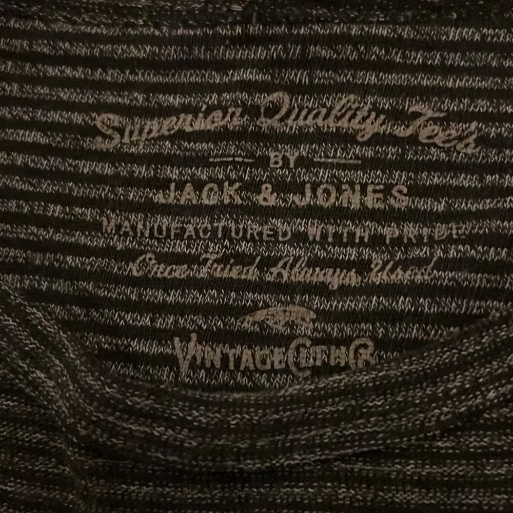 En randig grå t-shirt från jack & jones i mycket bra skick! 🩶. T-shirts.