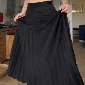 Elegant räfflad långkjol från Zara. Knappt använd. Jag är vanligtvis storlek M och 169 lång och denna passar ändå fast den är XS.