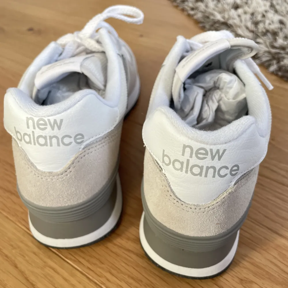 Supersnygga och helt nya sneakers från New Balance stl 38!✨   Nypris 1245kr, säljer då de är för små för mig!. Skor.