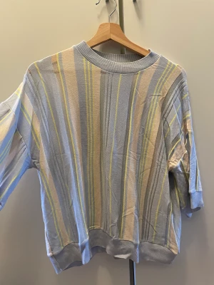 Tröja  - Tröja, lite genomskinlig och glitter 