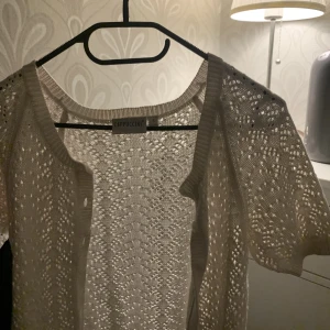 Kofta  - En fin stickad kofta som är använd max 5 gånger, den är i väldigt bra skick🤩