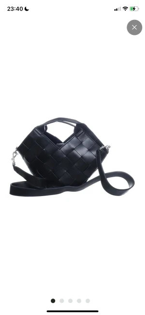 NA-KD väska - Säljer en svart axelremsväska från NAKD (avtagbar rem). Fint skick! Hämtas i Sundbyberg eller skickas mot fraktkostnad.