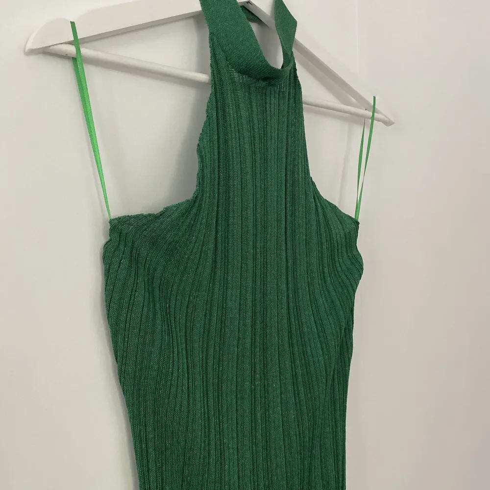 Säljer en grön ribbad klänning från Ginatricot i strl L. Underklänning medföljer. Hämtas i Sundbyberg eller skickas med spårbar frakt mot fraktkostnad.. Klänningar.