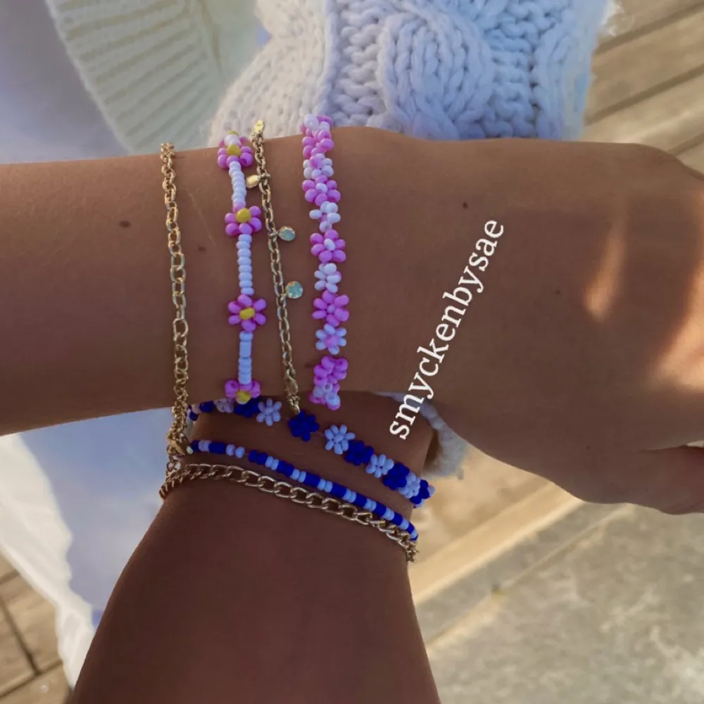 Vi säljer jättefina egengjorda smycken i flertal färger och modeller 🌻Tillsammans med dig skapar vi unika modeller som passar dig, du bestämmer allt!🫶🏻Armbanden kostar mellan 39-69kr och halsbanden mellan 69-169kr🌸 Kolla gärna in våra andra annoser🌞. Accessoarer.