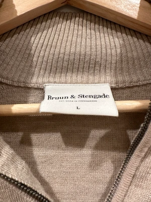 Bruun stengaard half zip  - 100% merino ull half zip strlk L Nypris 1000 kr