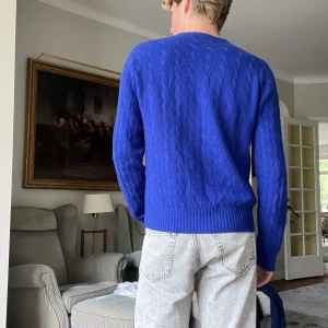 RL Cashmiretröja - Säljer kabelstickade Cashmiretröja från Polo Ralph Lauren Storlek Large. Nypris 4000kr. Litet hål på höger arm. Pris 700kr