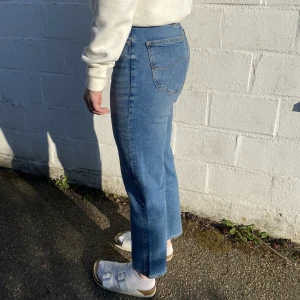 Lee carol byxor - Storlek: W30 L33  Normala i storlek & ankellängd + högmidjade. Snygga och bekväma Lee byxor med stretch som är använda ett fåtal gånger, i perfekt skick!