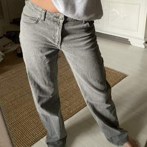 Lågmidjade jeans från NA-KD. Säljer jeansen pga att dom är för stora för mig. Frakt tillkommer på 54kr!