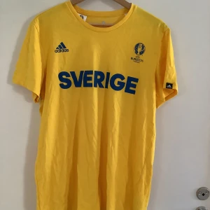 T-shirt Sverige large i mkt fint skick  - Mkt fint skick  Se mina annonser. Prutbart om ni köper mkt.