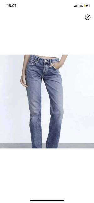 Straight jeans med medelhög midja från Zara, sparsamt använda 