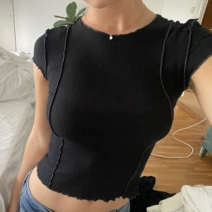 Weekday topp  - I princip oanvänd  Väldigt skönt material  Nu har jag BH under men det är inte see though!  Stretchigt material 