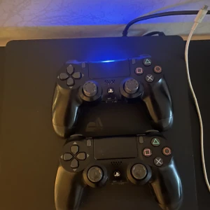 Ps4 - Funkar exakt som den ska Kommer inte till användning  Säljer för 3000kr men den som budar mest säljer jag den till. 