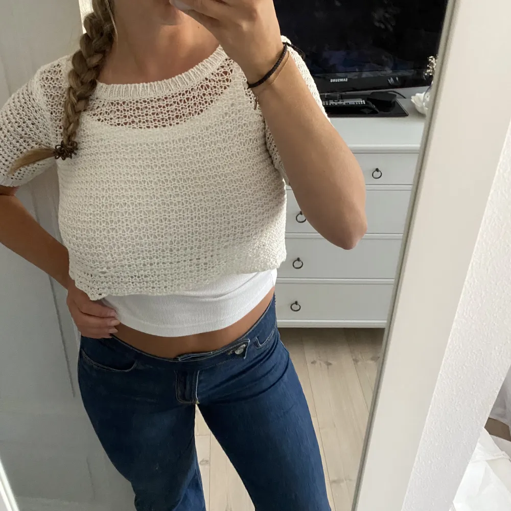 Så cool croppad topp! I fint skick förutom ett litet större hål (bild 3)🥰. Toppar.