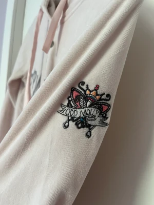 Zip hoodie  - Säljer denna super söta zip hoodie ifrån odd Molly i strl 1 💘 den är verkligen så fin!💘 ny pris runt 800kr. Pris: 250&kr+ frakt