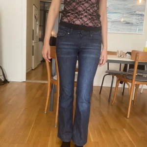 Y2k 2000s jeans - Säljer dessa super snygga 2000s jeans som jag köpte nyss på plick då dem är för tajta för mig på flera ställen. Man behöver vara hyfsat smal för att ha dem av min uppfattning av dem. Midjemåttet är cirka 76 cm, jag är 166 lång. Skulle säga helt i nyskick!