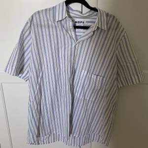 Säljer denna knappt använda oversize skjorta från hope. Den har en lite fläck på framsidan (se bild 2) som jag tror skulle kunna gå bort. Frakt tillkommer