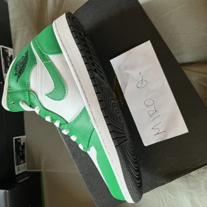 Air Jordan 1 Mid 'Lucky Green'  - Endast sälj!!!  Helt nya / Äkta skor Original låda och kvitto medföljer. Skriv om du har frågor om priset, flera bilder, etc. Va inte blyg ☺️