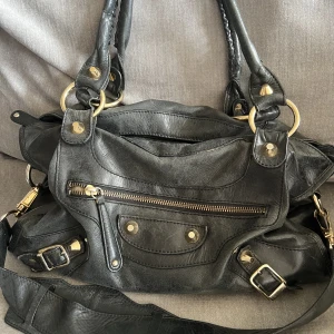 Märkesväska - Svart Väska. Köpt på loppis för 5 år sen. Jättefint skick!