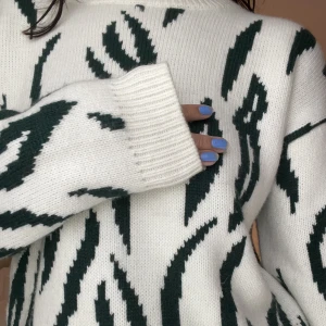 Zebra-stickad tröja  - Stickad tröja från nakd, oanvänd 