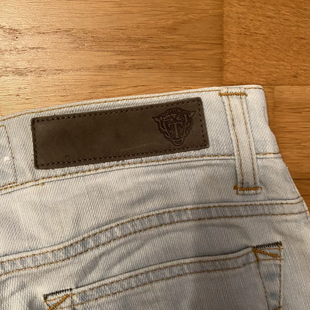 Säljer supersnygga jeans från Tiger of Sweden 🌸 Storlek 26/34 i färgen skogsberg fury! Pris kan förhandlas . Jeans & Byxor.