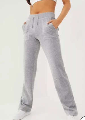 Juicy couture gråa byxor - Nu säljer jag min gråa juicy byxor pga att dom var för stora när jag fick hem dom så dom är knappast använda, har tyvärr inga egna bilder just nu eftersom jag ej är hemma❤️ säljer för 750 men pris går att diskutera