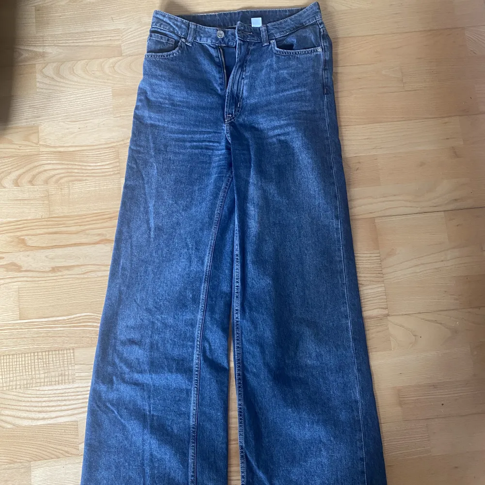 Högmidjade utsvängda mörkblåa jeans från hm, divided. Använd fåtal gånger. Nypris 150kr.. Jeans & Byxor.