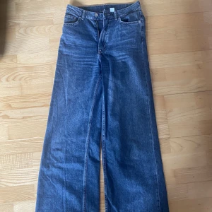 Mörkblå jeans  - Högmidjade utsvängda mörkblåa jeans från hm, divided. Använd fåtal gånger. Nypris 150kr.