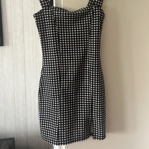Klänning  - Storlek S, köpt på H&M. 