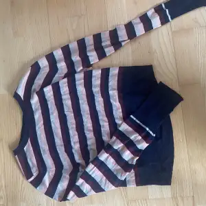 Randig tröja från Zara. Köpt secondhand, använd fåtal gånger.