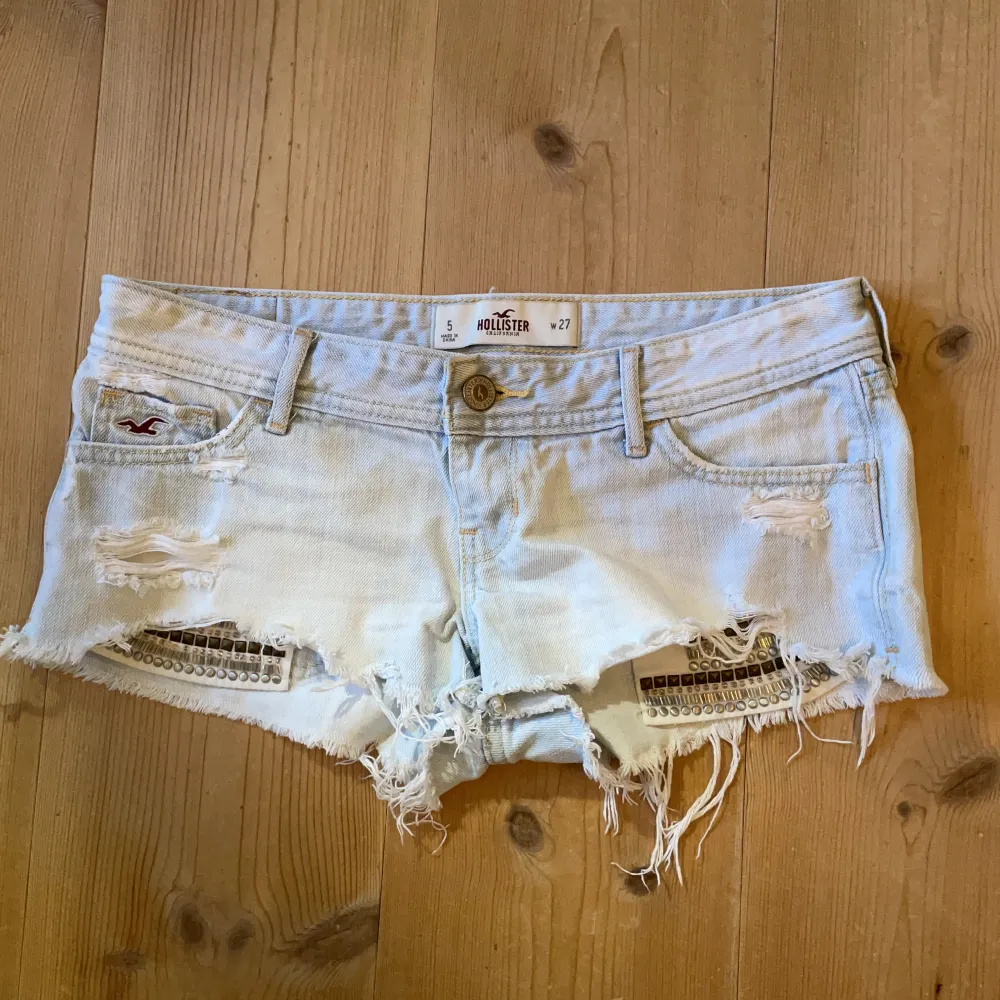 Säljer dessa Lågmidjade shorts från hollister. Hör av er vid fler bilder. Säljer + frakten💗💗. Shorts.