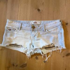 Säljer dessa Lågmidjade shorts från hollister. Hör av er vid fler bilder. Säljer + frakten💗💗
