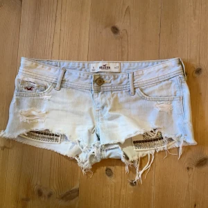 Lågmidjade shorts  - Säljer dessa Lågmidjade shorts från hollister. Hör av er vid fler bilder. Säljer + frakten💗💗