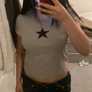 stjärn tshirt  - jötte fin sjärn tshirt som e köpt p shein som jag säljer pga att det inte e min stil längre