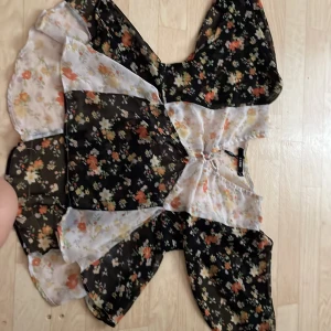 Jätte snygg fjäril blus som är jätte skön t somaren  - Den har använts 2-3 gånger och ser helt nytt ut det finns inget fel på den jag säljer den för den var för liten köpte den för 300 kr och säljer den för 100kr