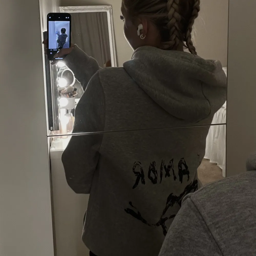 Säljer min Mi Amor hoodie som inte kommer till användning, då jag inte tycker den passar mig. Endast använd 2 gånger, alltså är den som ny! Nypris 1500kr rea 💕💕. Tröjor & Koftor.