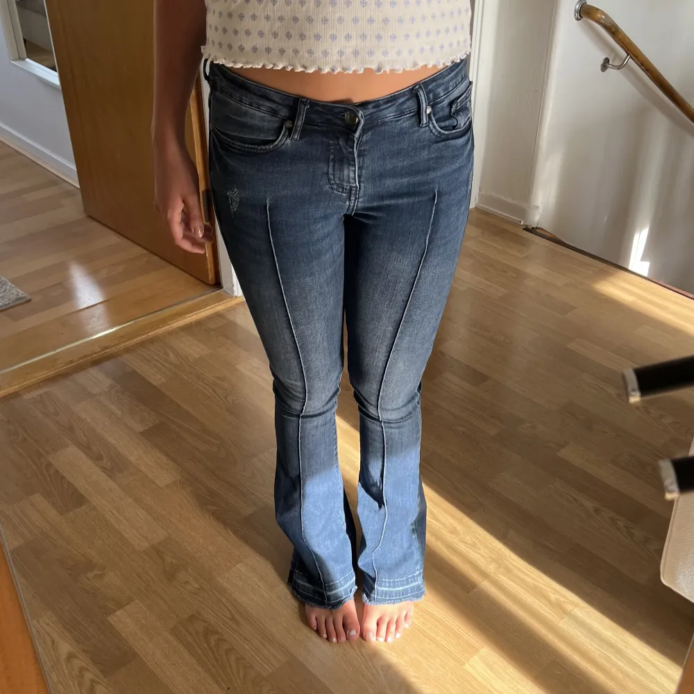 Sjuuuukt coola jeans som jag säljer för 400kr😍😍 Köpte för ca 750kr, de är i så fint skick och i storlek 36💓. Jeans & Byxor.
