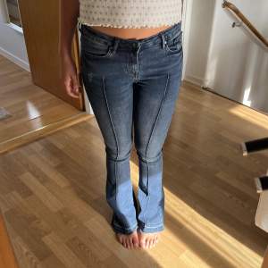 Sjuuuukt coola jeans som jag säljer för 400kr😍😍 Köpte för ca 750kr, de är i så fint skick och i storlek 36💓