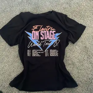 Cool vintage T-shirt med tryck. “Electric on stage world tour -87” världsturné T-shirt. Bra skick, sällan använd från Gina Tricot 