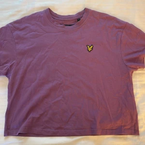 Kortare T-shirt  - Ljus lila T-shirt, nytt skick. 