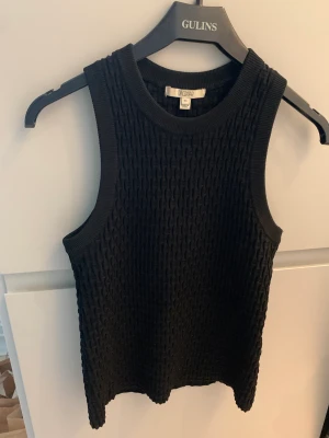 Stickad topp, Dagmar | XS/34 - Stickad topp från DAGMAR i strl XS / 34. Tjockare i materialet, kan användas som linne eller väst. Skön och figurnära passform. Se produktbild i slutet (OBS min är svart). Nypris 2400 kr, sparsamt använd. Inget att anmärka på, som ny i skicket. Ej prutbar