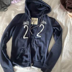 En zip hoodie från Hollister. Mörkblå. Mysigt mjukt material. Strl XS