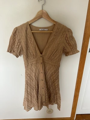 Klänning NAKD - Beige klänning från NAKD perfekt sommarklänning