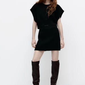 Kjol zara - Snygg stickad kjol från zara som endast är använd någon enstaka gång. I storlek S. Den går även att använda som en tube-topp ifall man vill. 