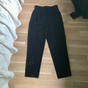 Kostym byxor för petitea människor  -  detta plagg har mycket bra skit samt passform. Och jag skulle anse att detta plagg passar bäst människor som är petit. Köpte dessa kostym byxor från H&M för 250 och säljer för 150 kr