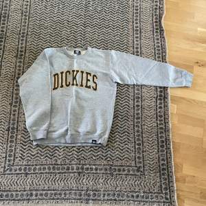 Storlek: L (M), från Dickies, använd men är i bra skick.