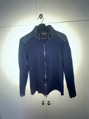 Belstaff cardigan - Marinblå belstaff cardigan nypris 2500 kronor som krympte i tvätten var storlek L men sitter nu som en S, skitsnygg tröja som fortfarande är i fint skick, lägg gärna ett bud!🕺